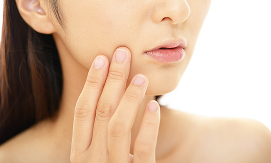 皮膚再生に必要な生理活性物質を含む｢幹細胞セクレトームエキス｣を、肌と体内に直接与える若返り治療です。